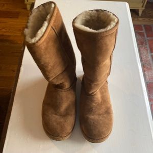 Ugg classic tall boot size 6